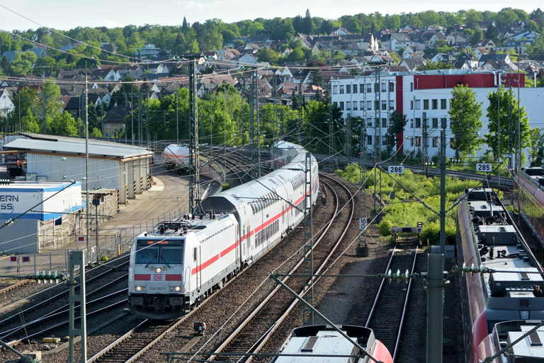 146 565 mit IC 2384/RE 52384 bei km 16,0 (Mai 2018)
