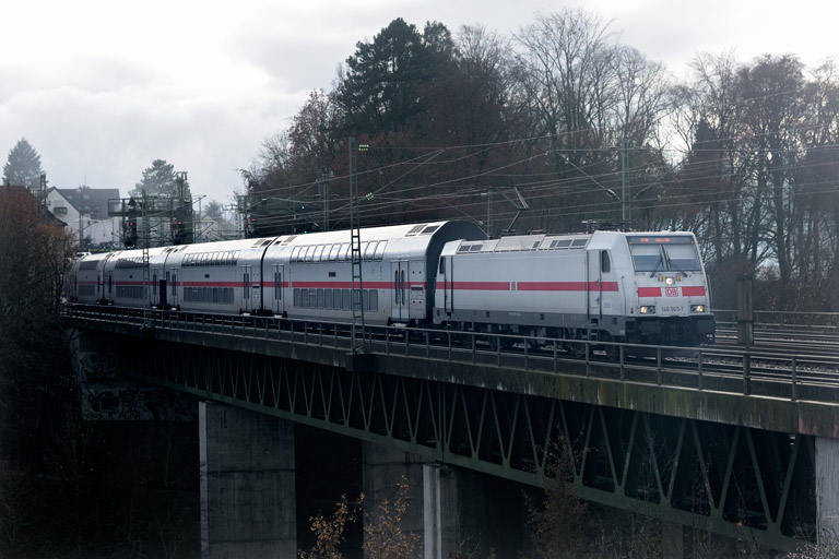 146 565 mit IC 2388/RE 52388 bei km 14,6 (Dezember 2018)