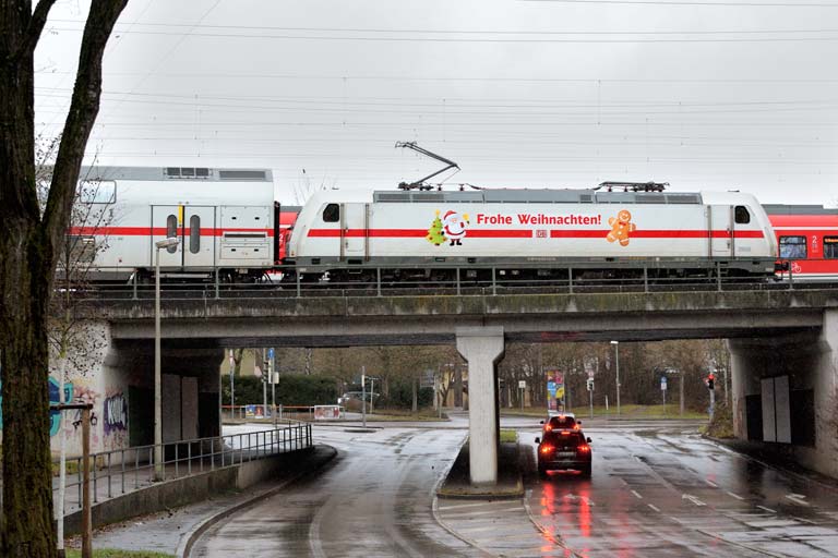 146 566 mit IC 2388/RE 52388 bei km 16,4 (Dezember 2018)