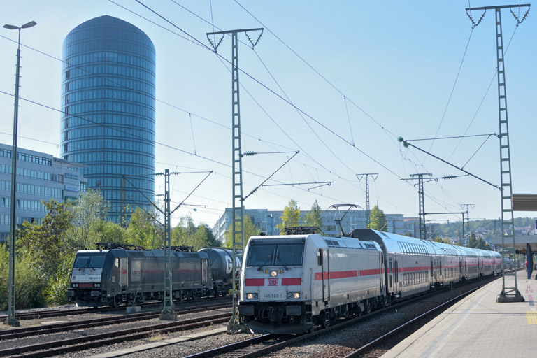146 568 mit IC 2280/RE 52280 und 185 571 bei km 15,6 (Oktober 2018)