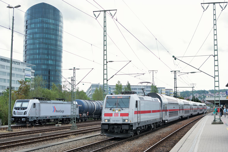 146 568 mit IC 2386/RE 52386 und 187 079 bei km 15,6 (August 2018)