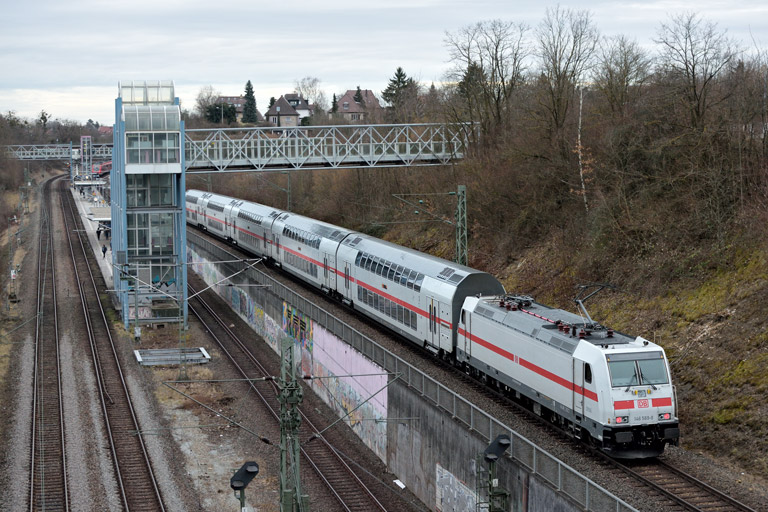 146 569 mit IC 2281/RE 52281 bei km 14,0 (M&auml;rz 2018)
