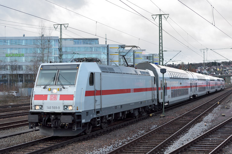 146 569 mit IC 2284/RE 52284 bei km 15,8 (M&auml;rz 2018)