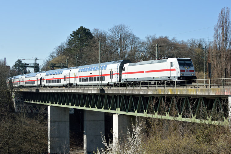 146 569 mit IC 2288/RE 52288 bei km 14,6 (April 2018)