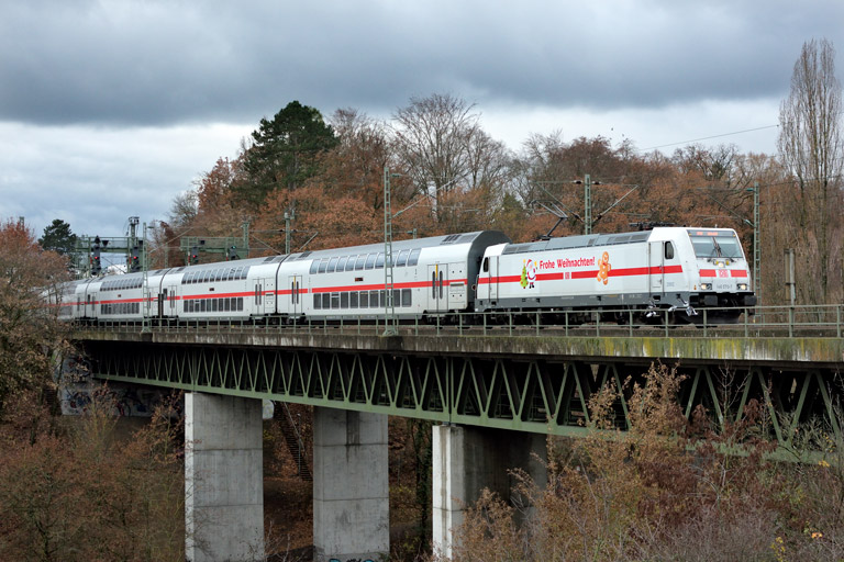 146 570 mit IC 2280/RE 52280 bei km 14,6 (Dezember 2018)