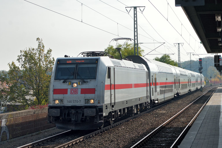 146 570 mit IC 2280/RE 52280 bei km 16,8 (Oktober 2018)
