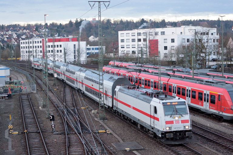 146 570 mit IC 2284/RE 52284 bei km 16,0 (Januar 2018)
