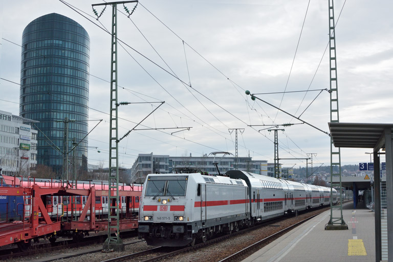 146 571 mit IC 2280/RE 52280 bei km 15,6 (Januar 2018)