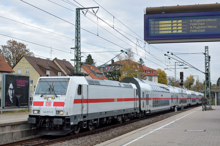 146 571 mit IC 2537 bei km 15,6 (November 2018)