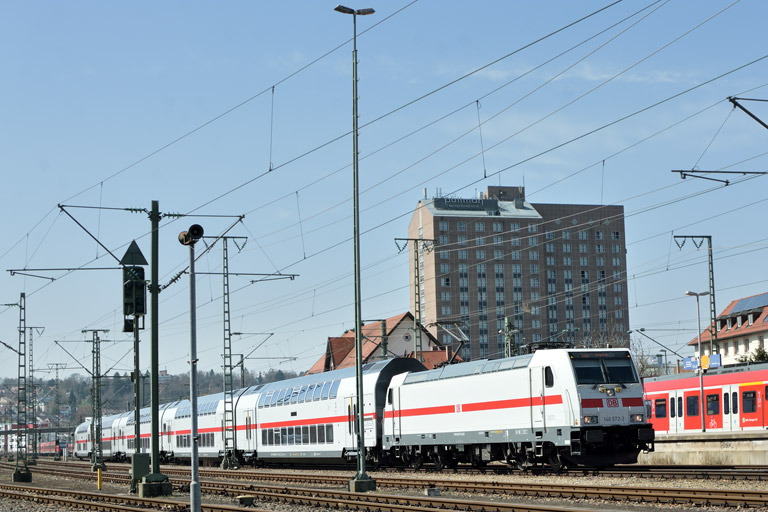 146 572 mit IC 2280/RE 52280 bei km 15,6 (April 2018)
