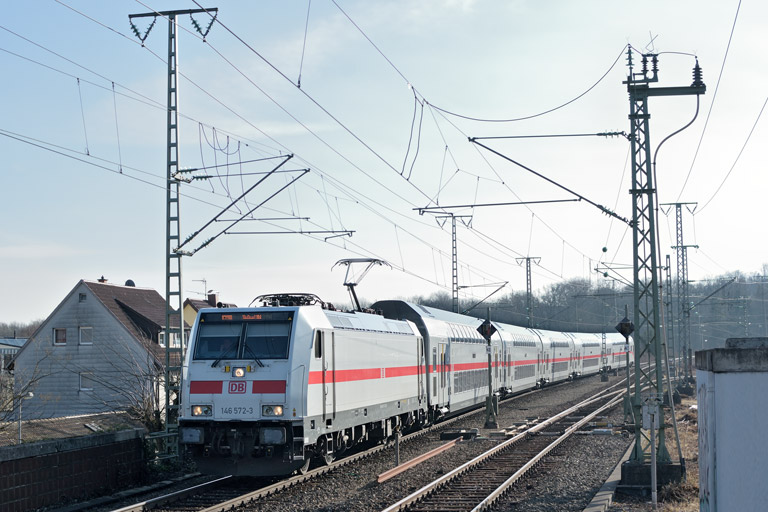 146 572 mit IC 2280/RE 52280 bei km 16,8 (Januar 2018)
