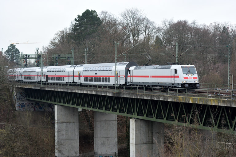 146 572 mit IC 2288/RE 52288 bei km 14,6 (Januar 2018)
