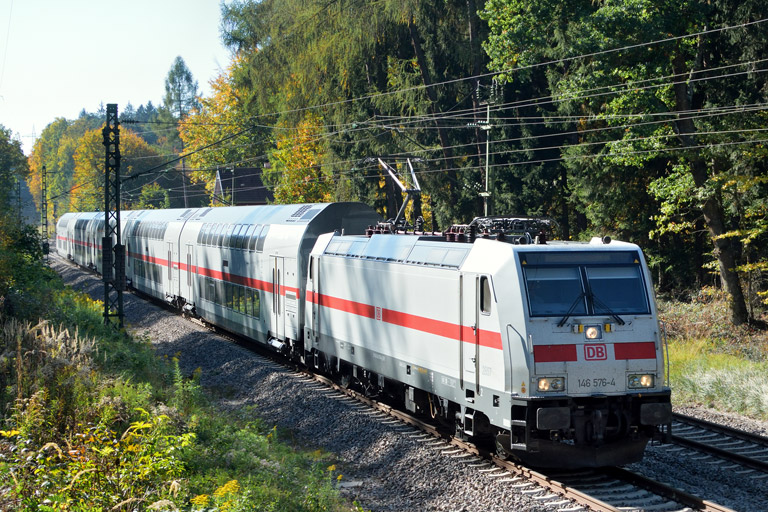 146 576 mit IC 2388/RE 52388 bei km 18,2 (Oktober 2018)