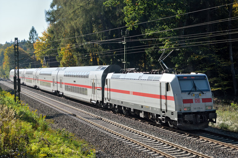 146 576 mit IC 2389/RE 52389 bei km 18,2 (Oktober 2018)