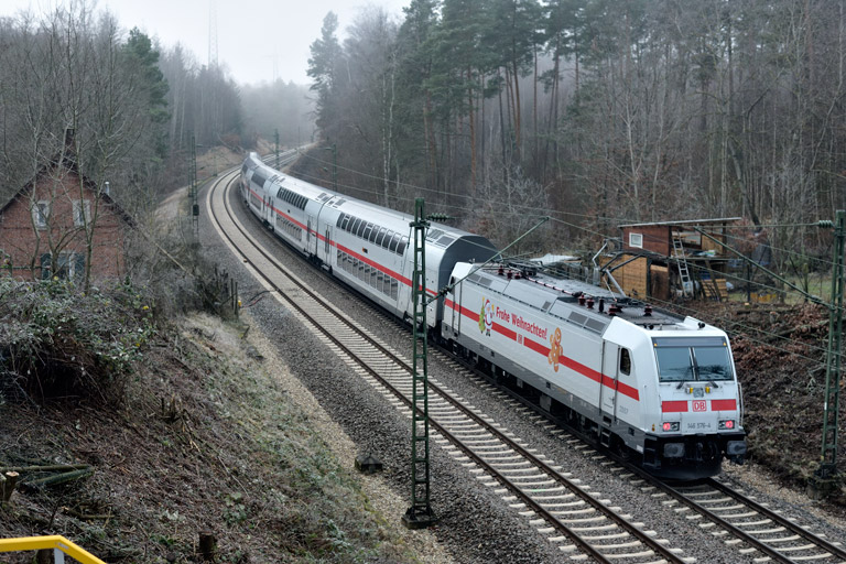 146 576 mit IC 2389/RE 52389 bei km 19,2 (Dezember 2018)