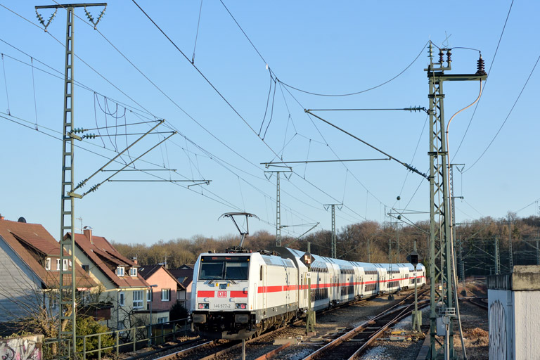 146 577 mit IC 2281/RE 52281 bei km 16,8 (M&auml;rz 2018)