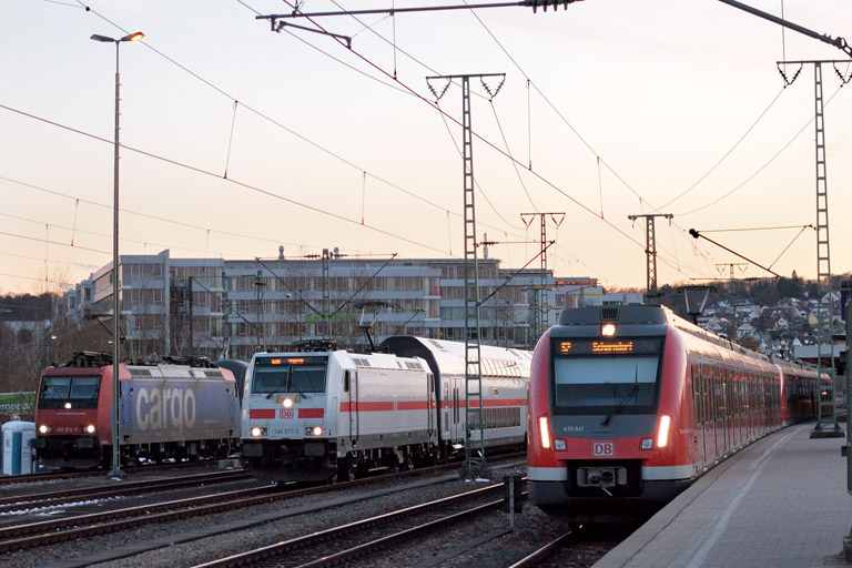 146 577 mit IC 2384/RE 52384, 430 041 als S2 und 482 014 bei km 15,6 (M&auml;rz 2018)