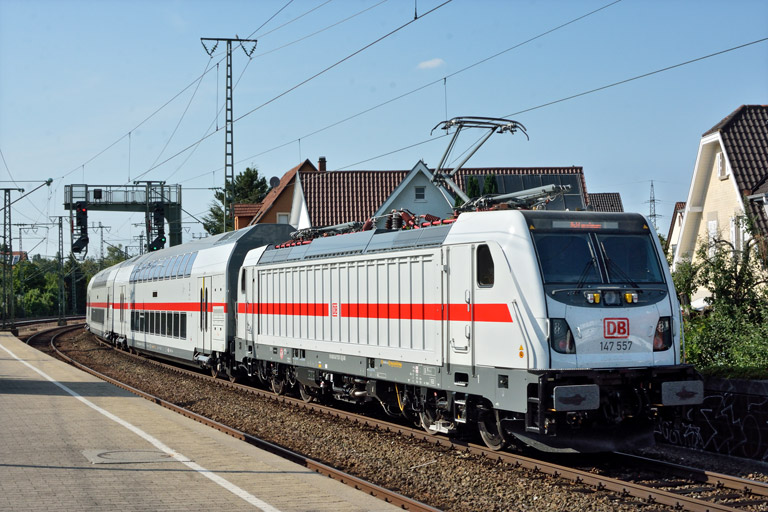 147 557 mit DbZ 81394 bei km 16,8 (Juli 2018)