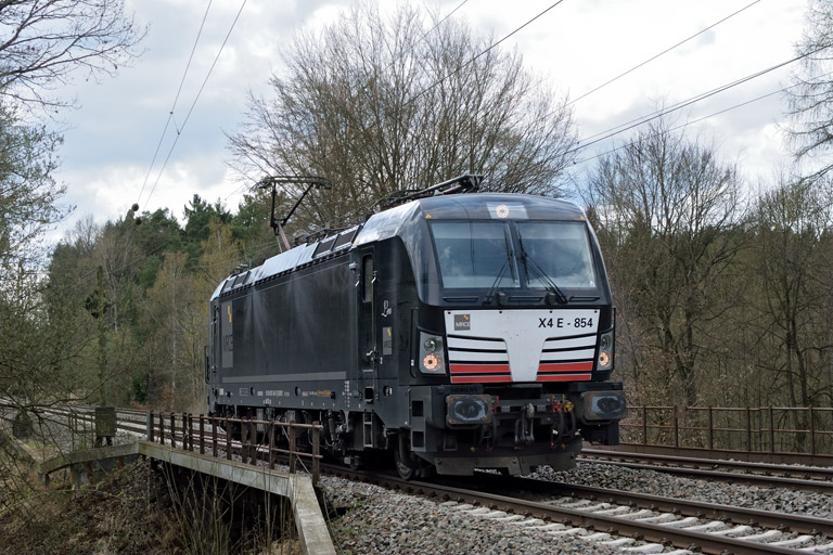 193 854 als Tfzf 91938 bei km 18,2 (April 2018)