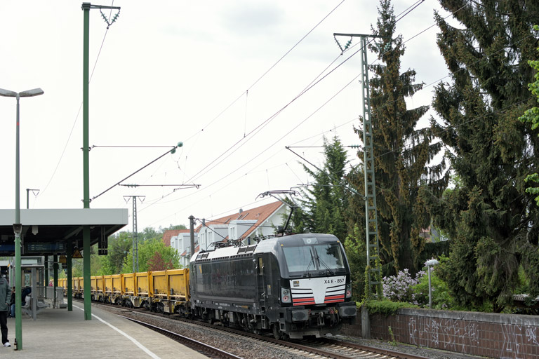 193 857 mit Bauz 91954 bei km 16,8 (April 2018)
