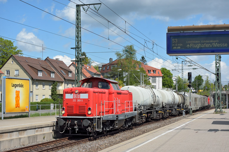 212 265 mit Bauz 92204 bei km 15,6 (April 2018)