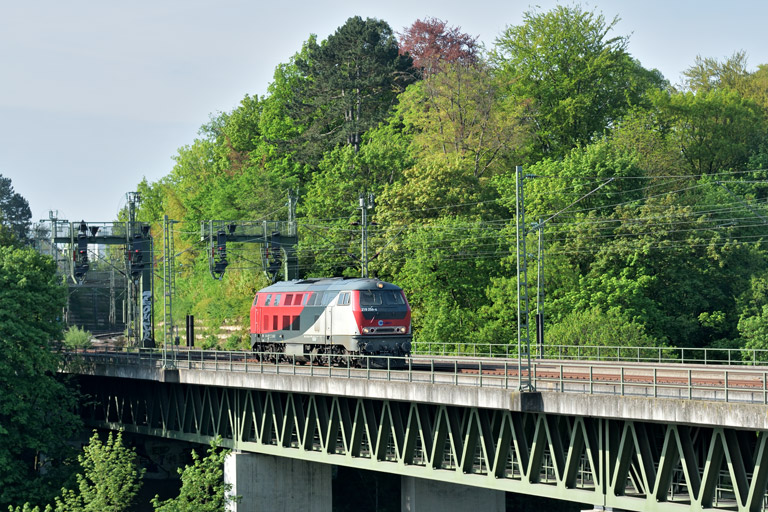 218 256 als Tfzf 79554 bei km 14,6 (April 2018)