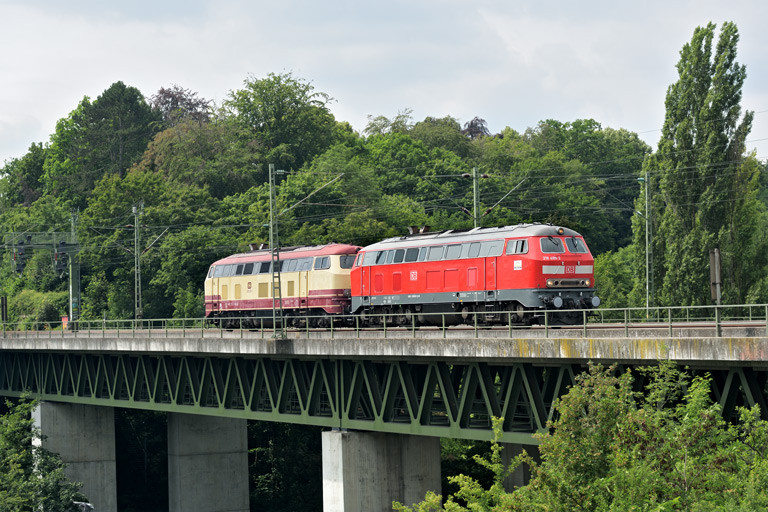 218 499 und 218 105 als Tfzf 91341 bei km 14,6 (Juni 2018)