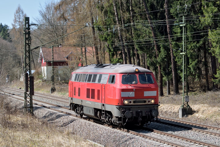 225 133 als Tfzf 93377 bei km 18,2 (April 2018)