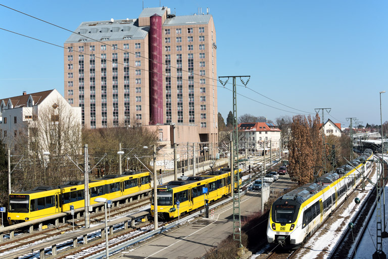 3442 201 und 3442 204 als RE 17607/17657 bei km 15,8 (Februar 2018)
