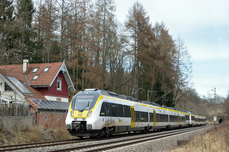 3442 203 und 3442 214 als RE 17611/17661 bei km 18,2 (M&auml;rz 2018)