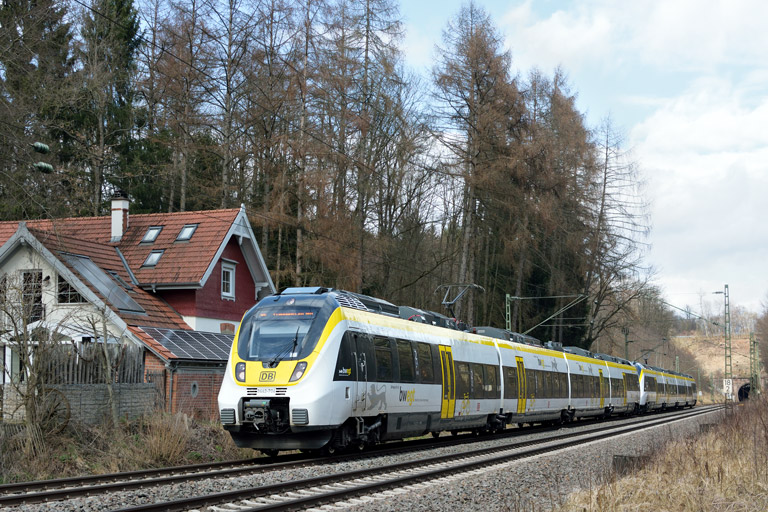 3442 204 und 3442 208 als RE 17611/17661 bei km 18,2 (April 2018)