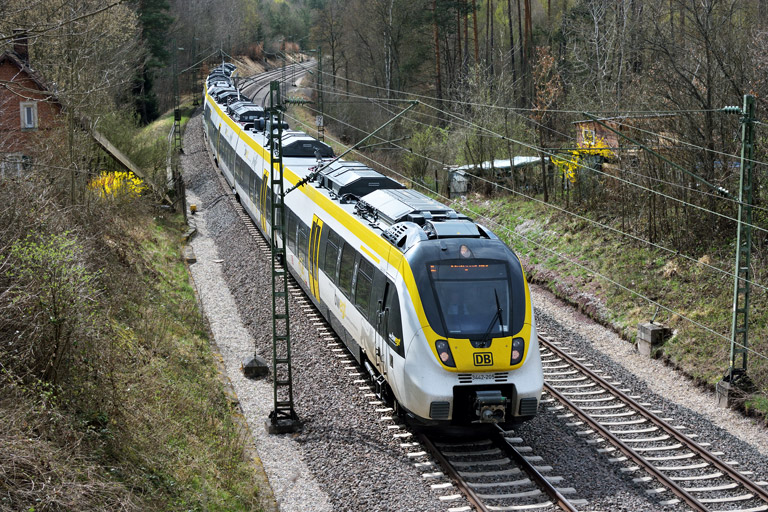 3442 205 und 3442 201 als RE 17658/17608 bei km 19,2 (April 2018)