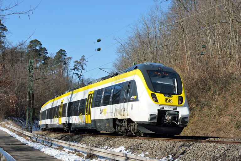 3442 208 und 3442 201 als RE 17654/17604 bei km 10,4 (Februar 2018)