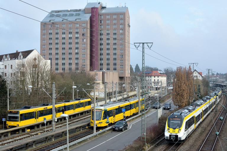 3442 209 und Baureihe 3442 als RE 17605/17655 bei km 15,8 (Januar 2018)