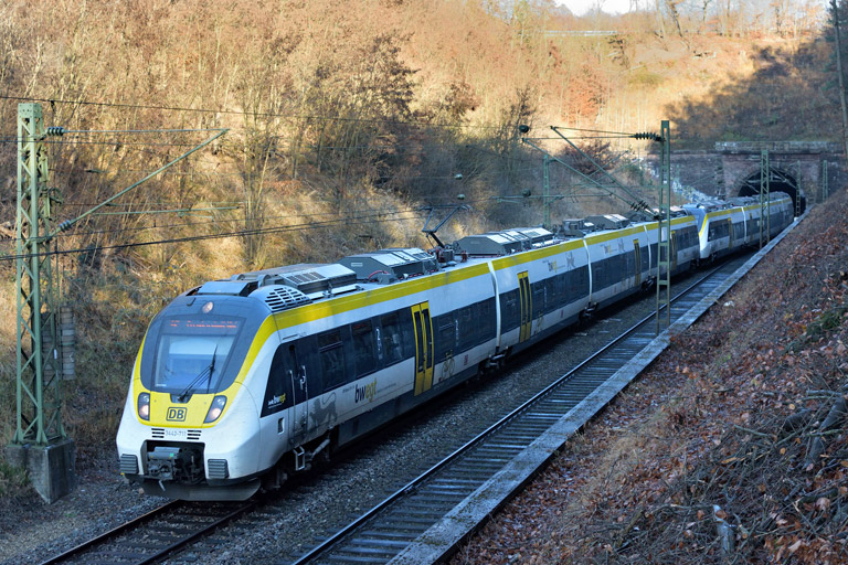 3442 211 und 3442 207 als RE 17609/17659 bei km 18,0 (November 2018)