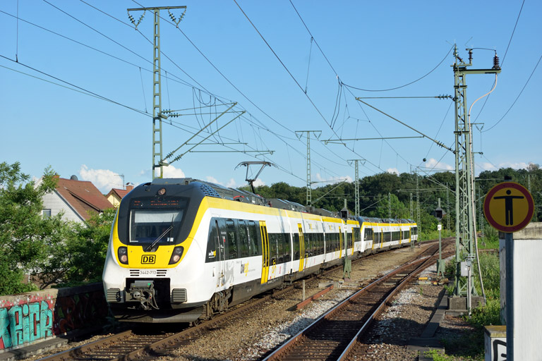 3442 213 und 3442 203 als RE 4778 bei km 16,8 (Juni 2018)