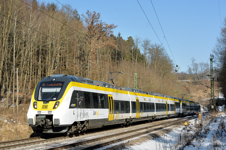 3442 213 und 3442 208 als RE 17609/17659 bei km 18,0 (Februar 2018)