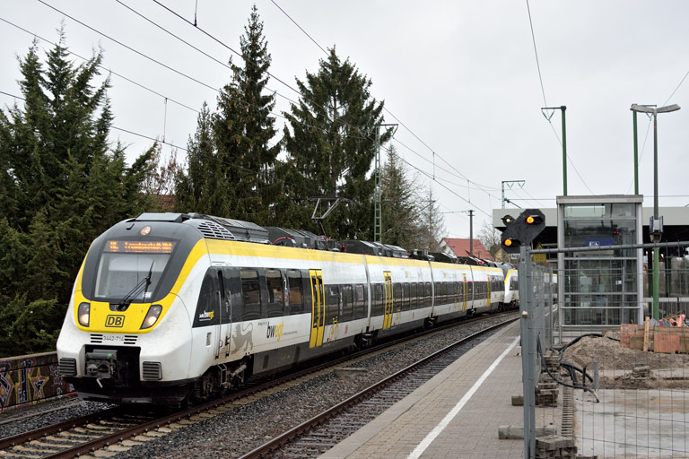 3442 214 und 3442 211 als RE 17605/17655 bei km 16,8 (Dezember 2018)