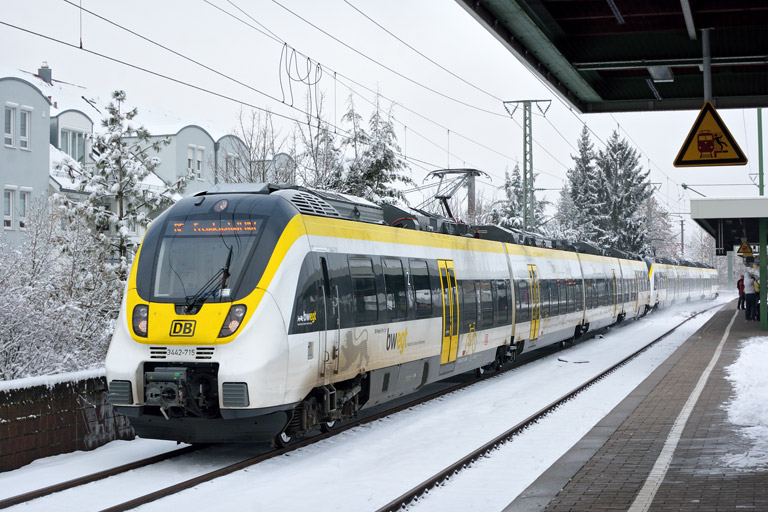 3442 215 und 3442 208 als RE 17605/17655 bei km 16,8 (Februar 2018)