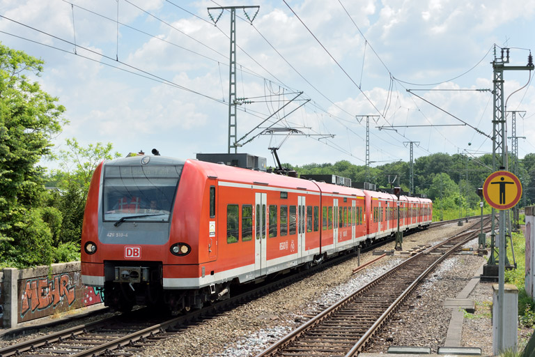 426 510 und 425 814 als Lt 70158 bei km 16,8 (Mai 2018)