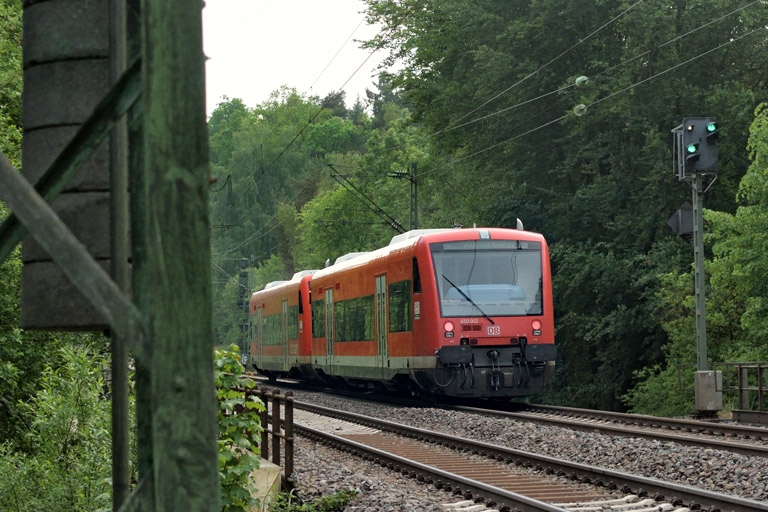 650 306 und 650 302 als Lt 26387 bei km 18,4 (Mai 2018)