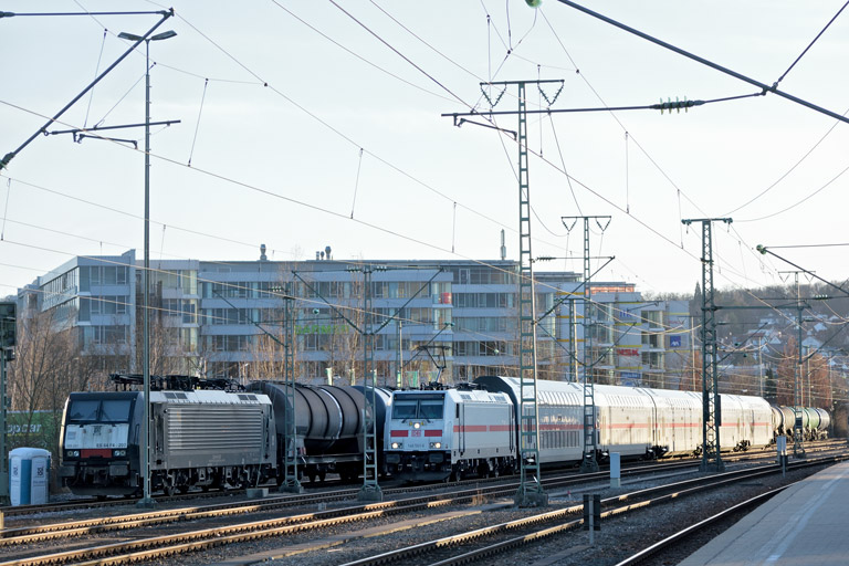 ES 64 F4-207 und 146 561 mit FbZ 2476 bei km 15,6 (M&auml;rz 2018)