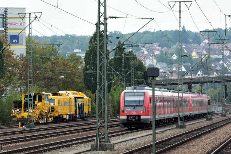 Gleisstopfmaschinenzug und 430 094 bei km 15,8 (September 2018)