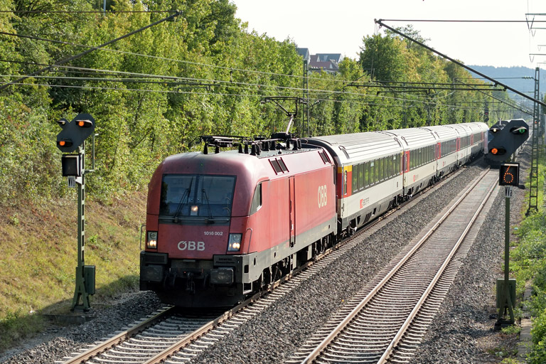 &Ouml;BB 1016 002 mit IC 186 bei km 24,6 (August 2018)
