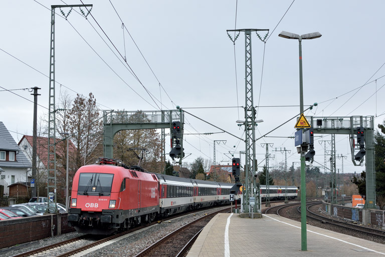 &Ouml;BB 1016 011 mit IC 185 bei km 16,6 (Februar 2018)