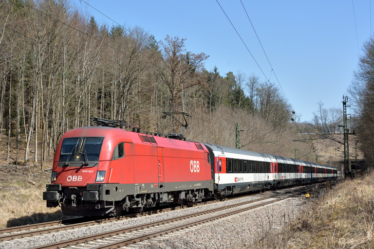 &Ouml;BB 1016 027 mit IC 187 bei km 18,2 (April 2018)