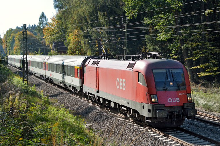 &Ouml;BB 1016 033 mit IC 188 bei km 18,2 (Oktober 2018)