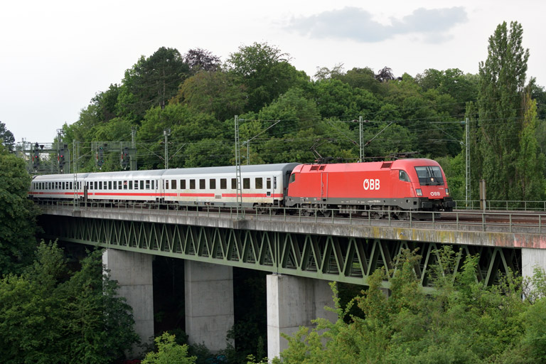 &Ouml;BB 1116 051 mit IC 2338 bei km 14,6 (Mai 2018)