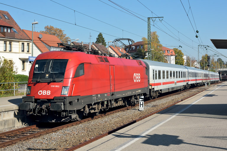 &Ouml;BB 1116 082 mit IC 2385 bei km 15,4 (Oktober 2018)