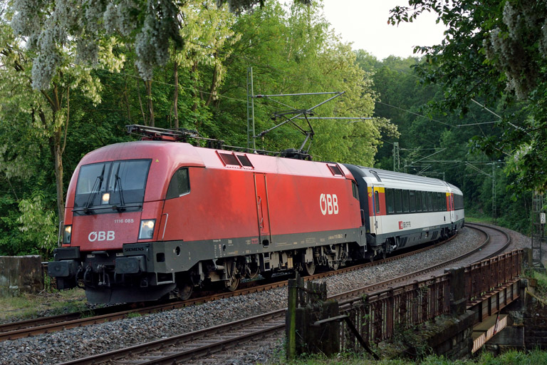 &Ouml;BB 1116 085 mit IC 184 bei km 11,2 (Mai 2018)